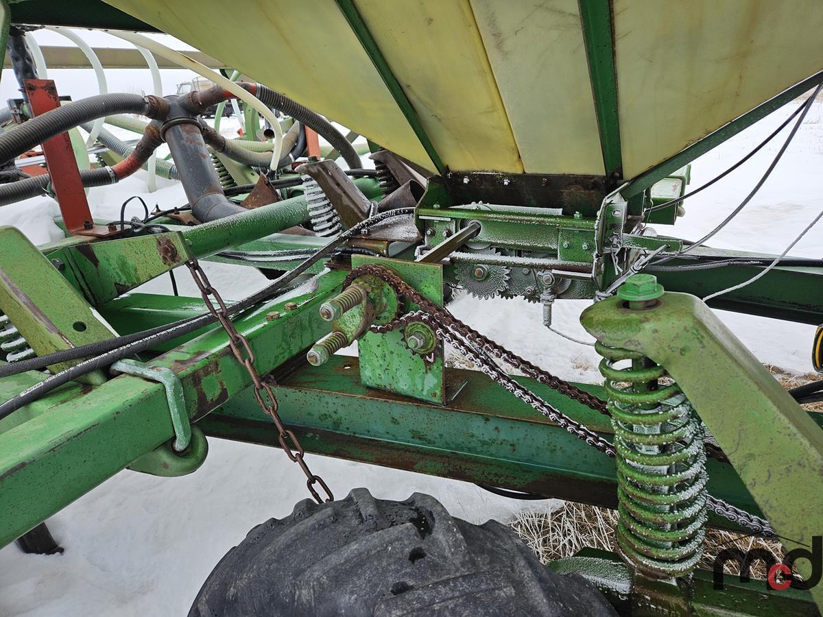 John Deere 655 Air Seeder w/ John Deere 777 Cart